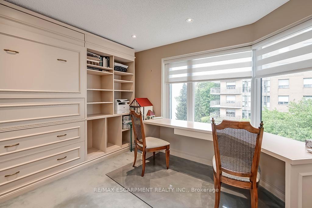 2 Bedrooms Condo at 2220 Lakeshore, Burlington For sale