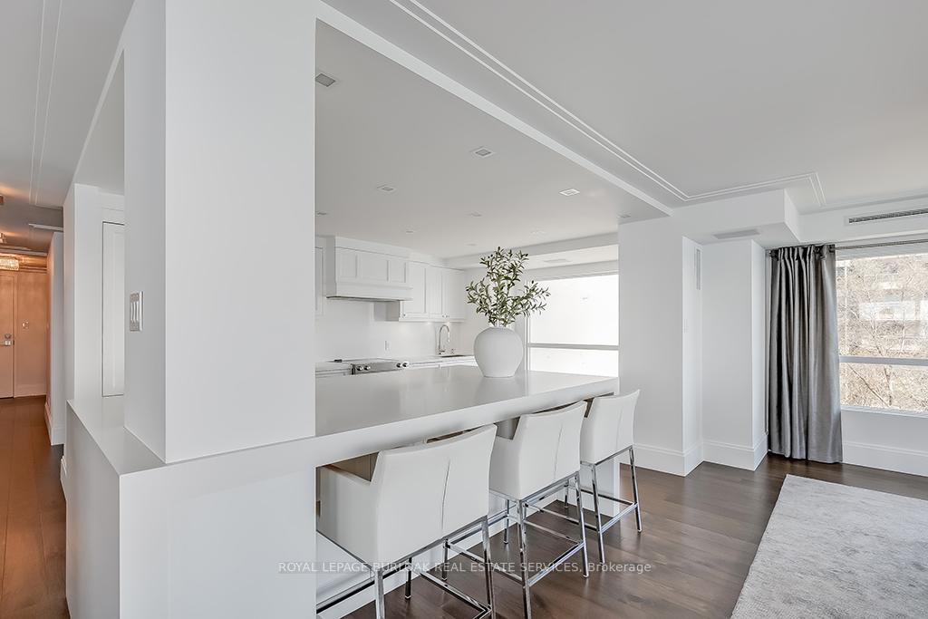 2 Bedrooms Condo at 2190 Lakeshore, Burlington For sale