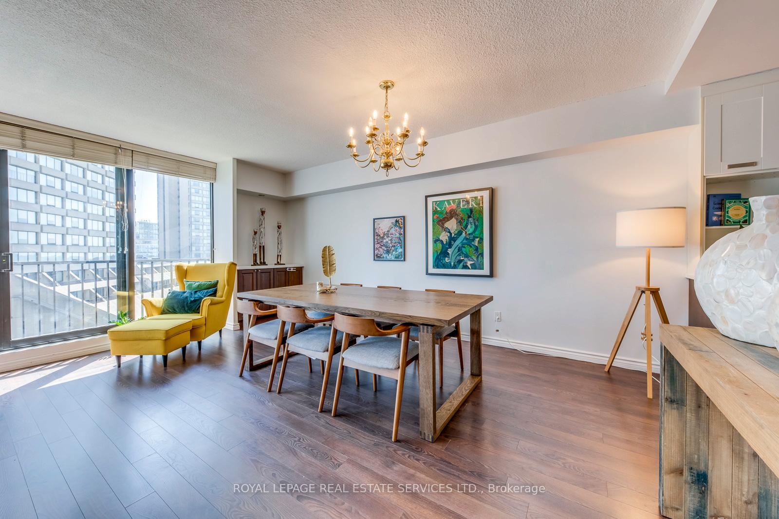 2 Bedrooms Condo at 33 Harbour, Toronto For sale