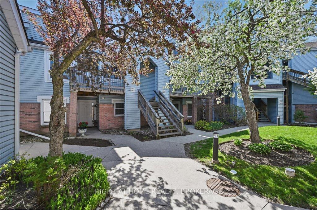 2 Bedrooms Condo at 1210 Thorpe, Burlington For sale