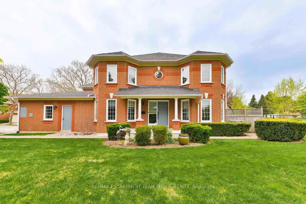 4 Bedrooms Condo at 2145 Country Club, Burlington For sale