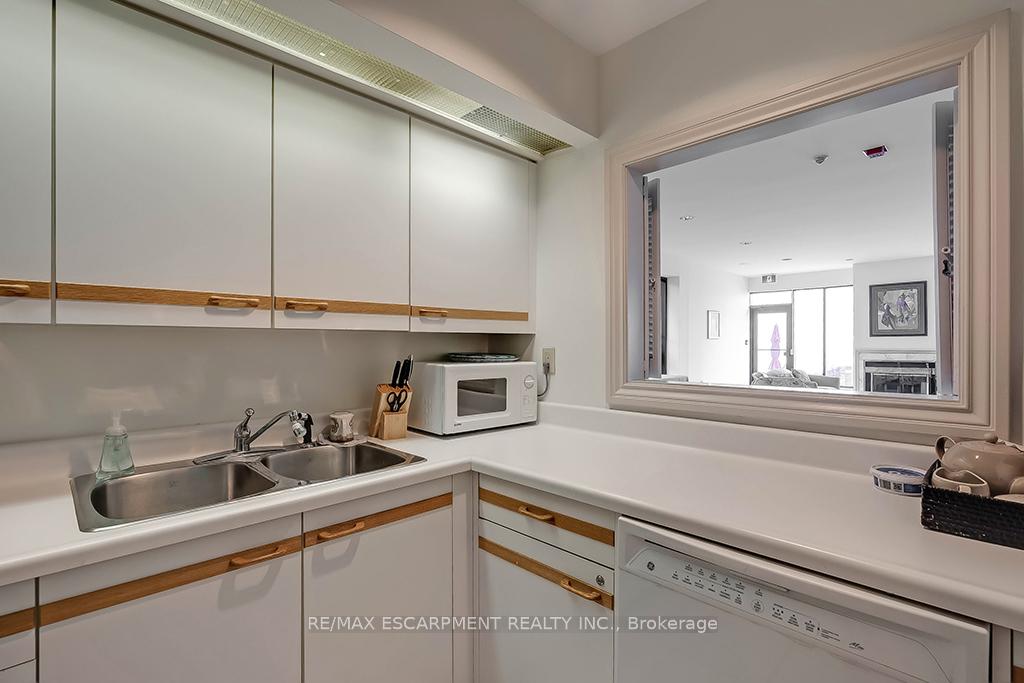 2 Bedrooms Condo at 2220 Lakeshore, Burlington For sale