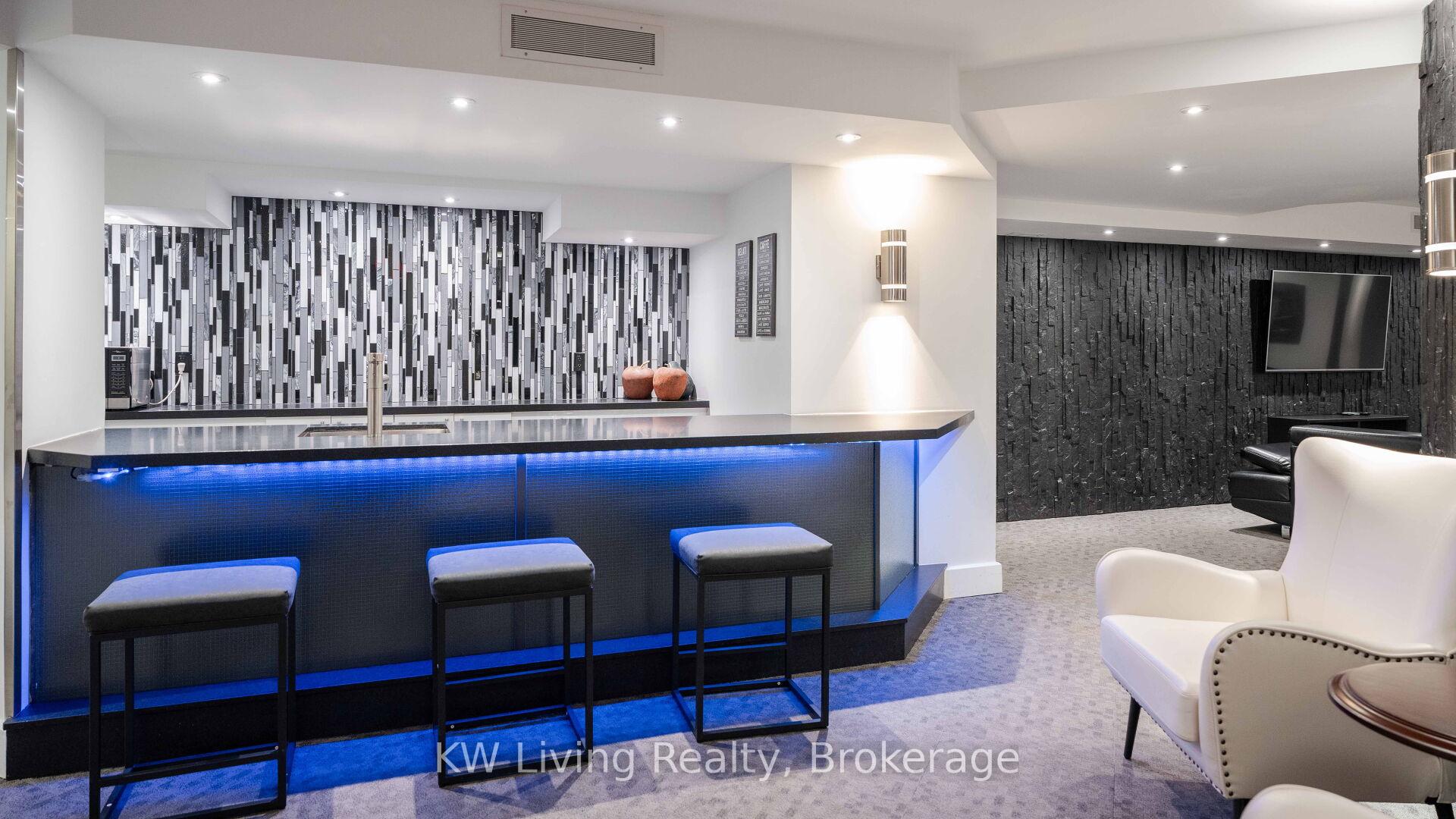 2 Bedrooms Condo at 33 University,  Toronto For sale