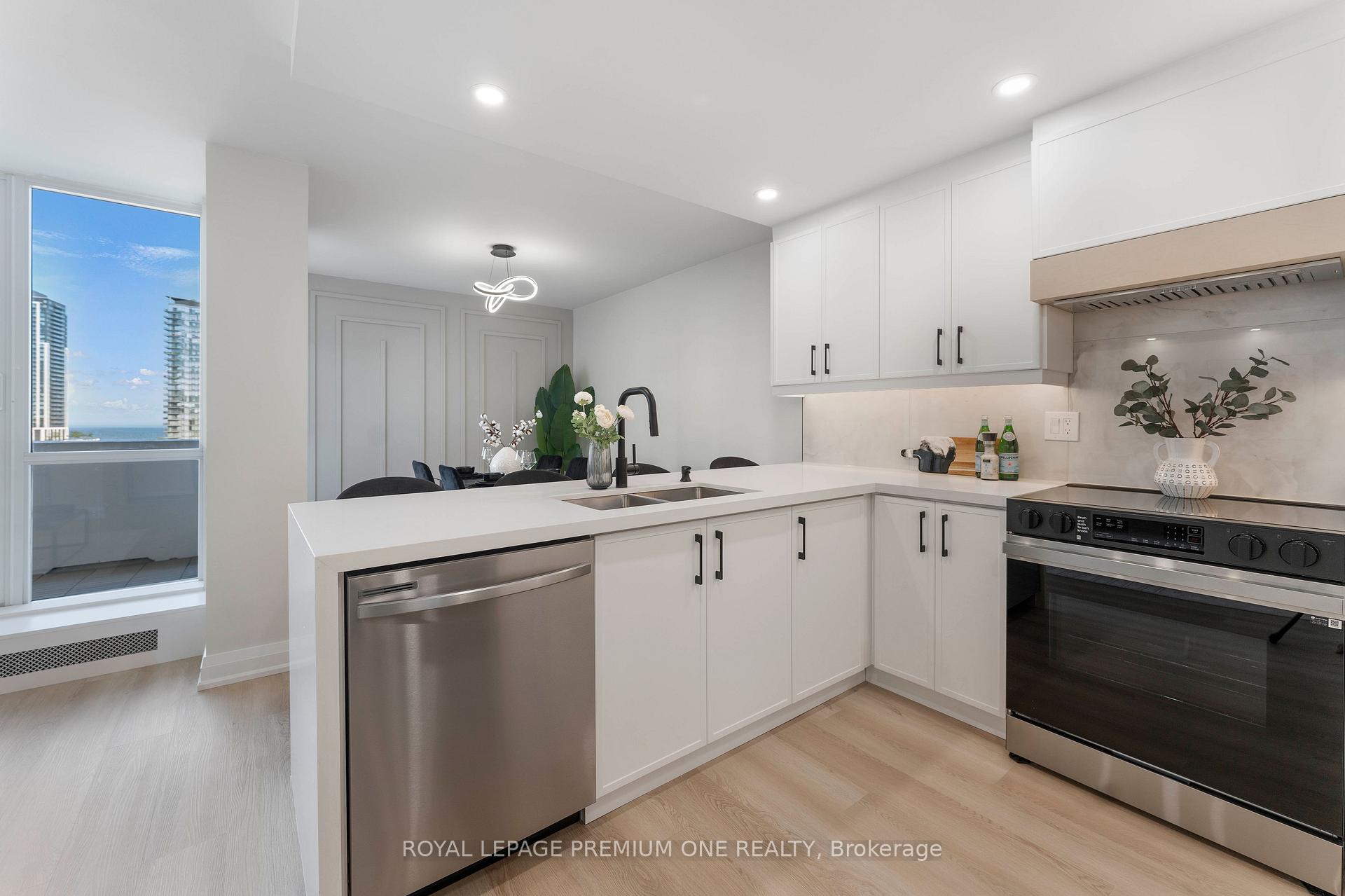 3 Bedrooms Condo at 60 Southport, Toronto For sale