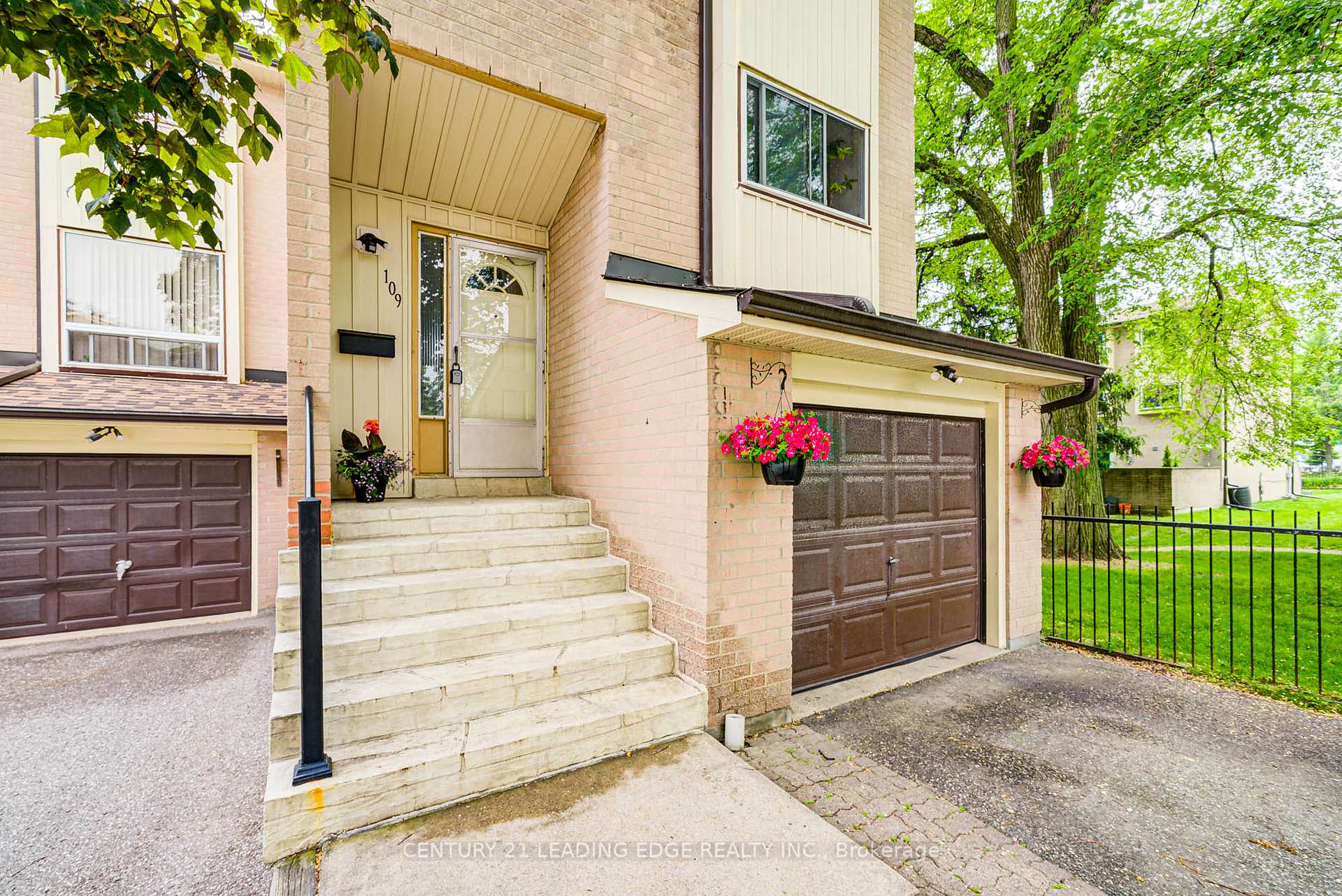 5 Bedrooms Condo at 25 Collinsgrove, Toronto For sale