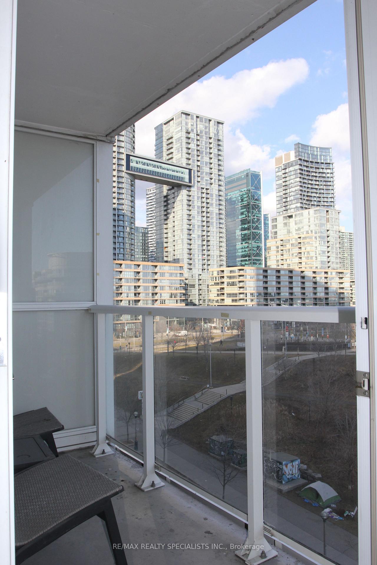 2 Bedrooms Condo at 75 Queens Wharf, Toronto For sale