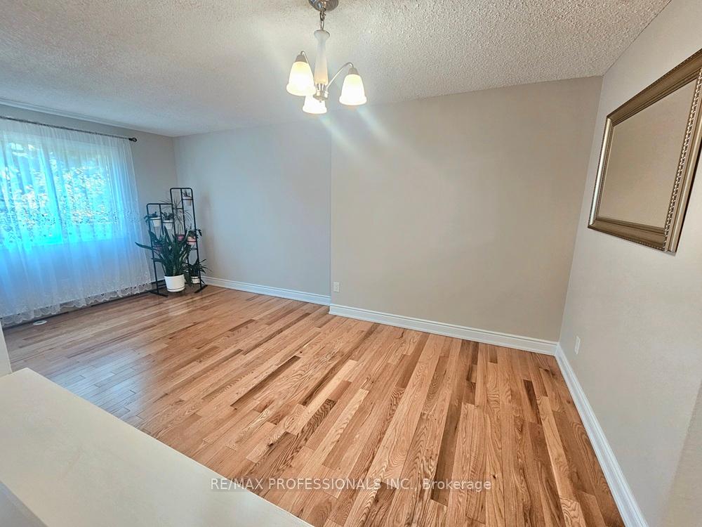 4 Bedrooms Condo at 2651 Aquitaine, Mississauga For sale