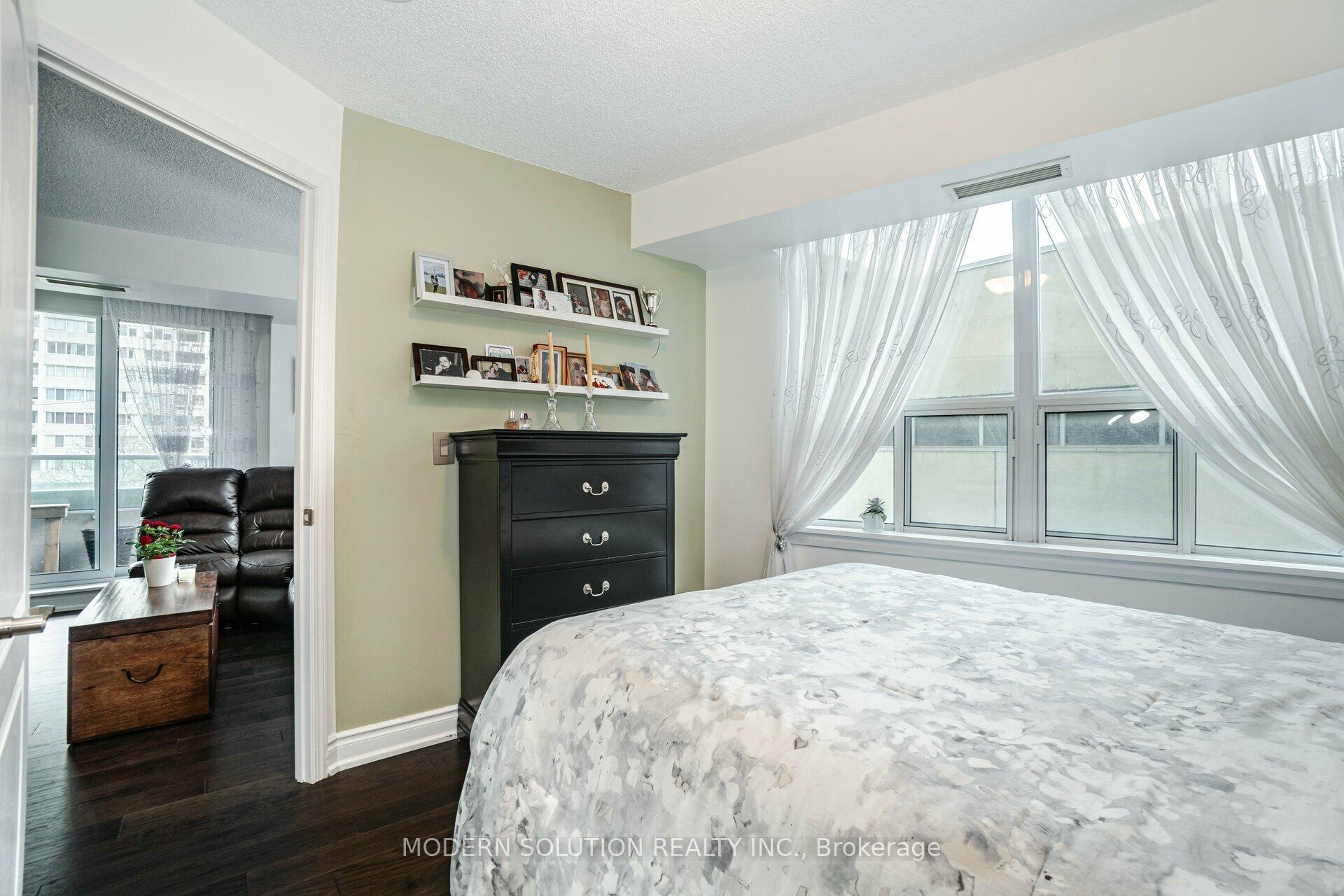 2 Bedrooms Condo at 1 Elm, Mississauga For sale
