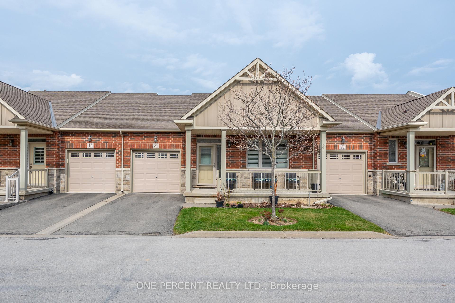 2 Bedrooms Condo at 21 Stickland, Hamilton For sale