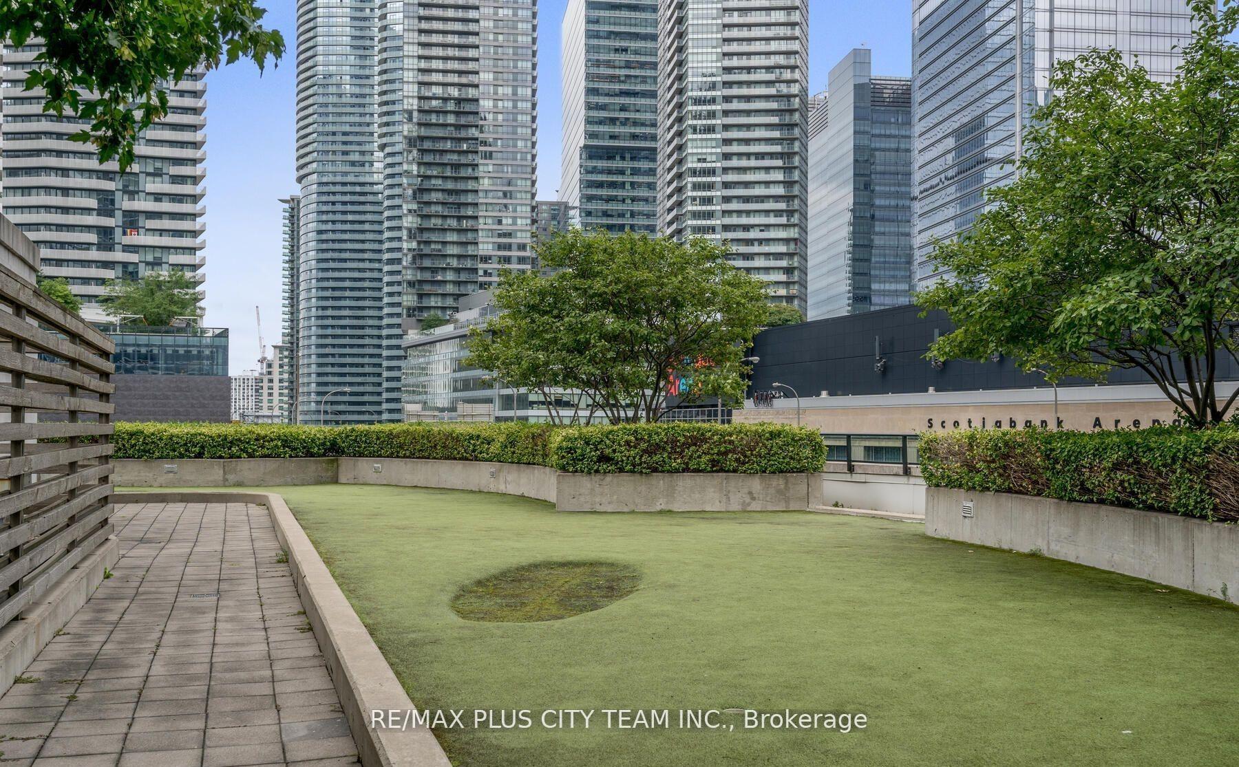 2 Bedrooms Condo at 18 Harbour, Toronto For sale