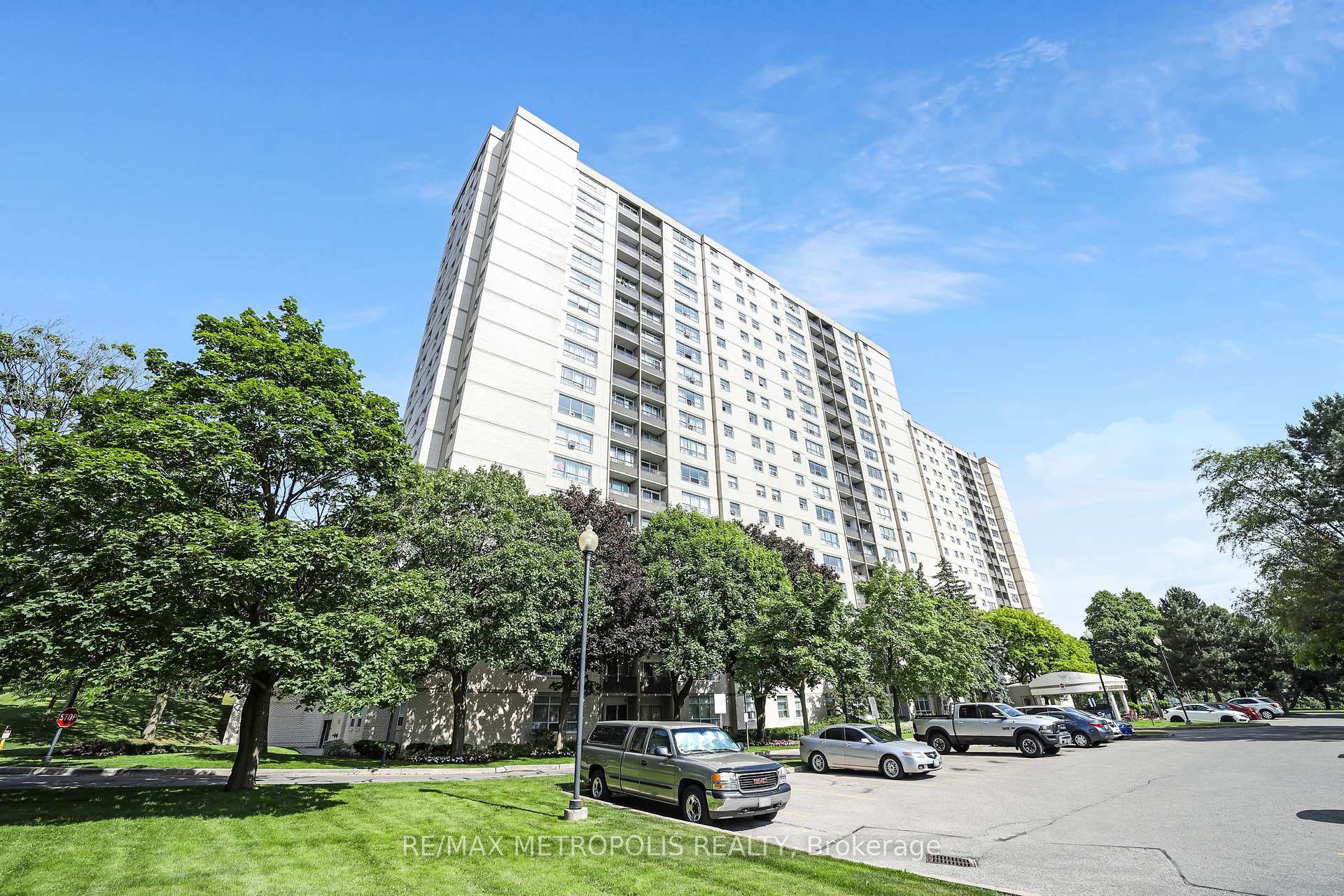 3 Bedrooms Condo at 5 Parkway Forest, Toronto For sale