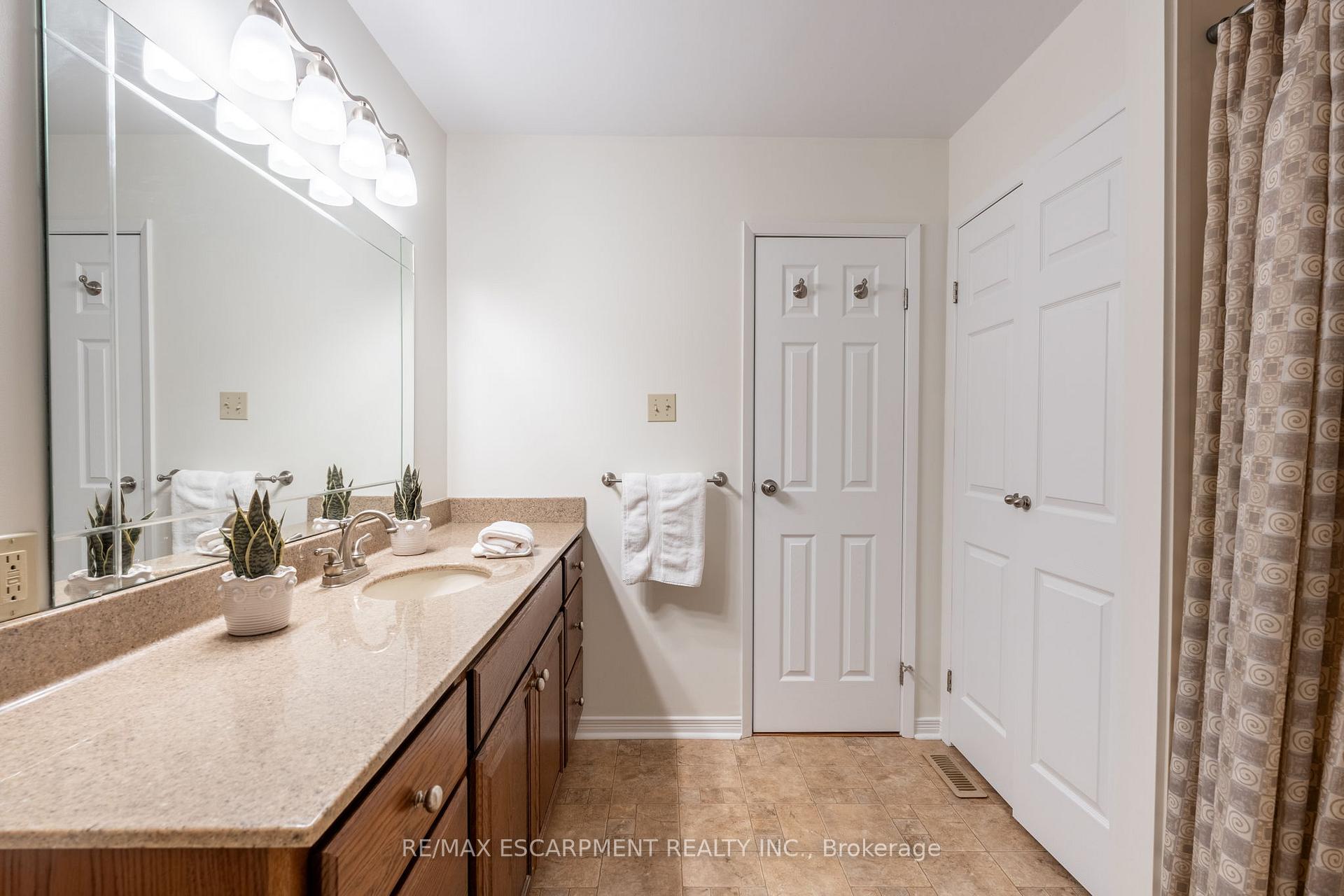 3 Bedrooms Condo at 2301 Cavendish, Burlington For sale