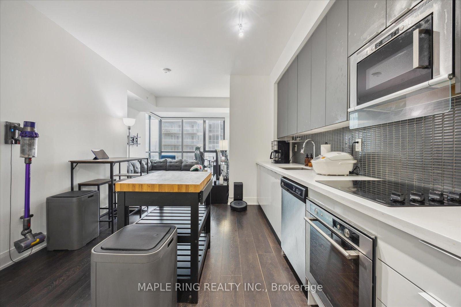 2 Bedrooms Condo at 2916 Highway 7, Vaughan For sale