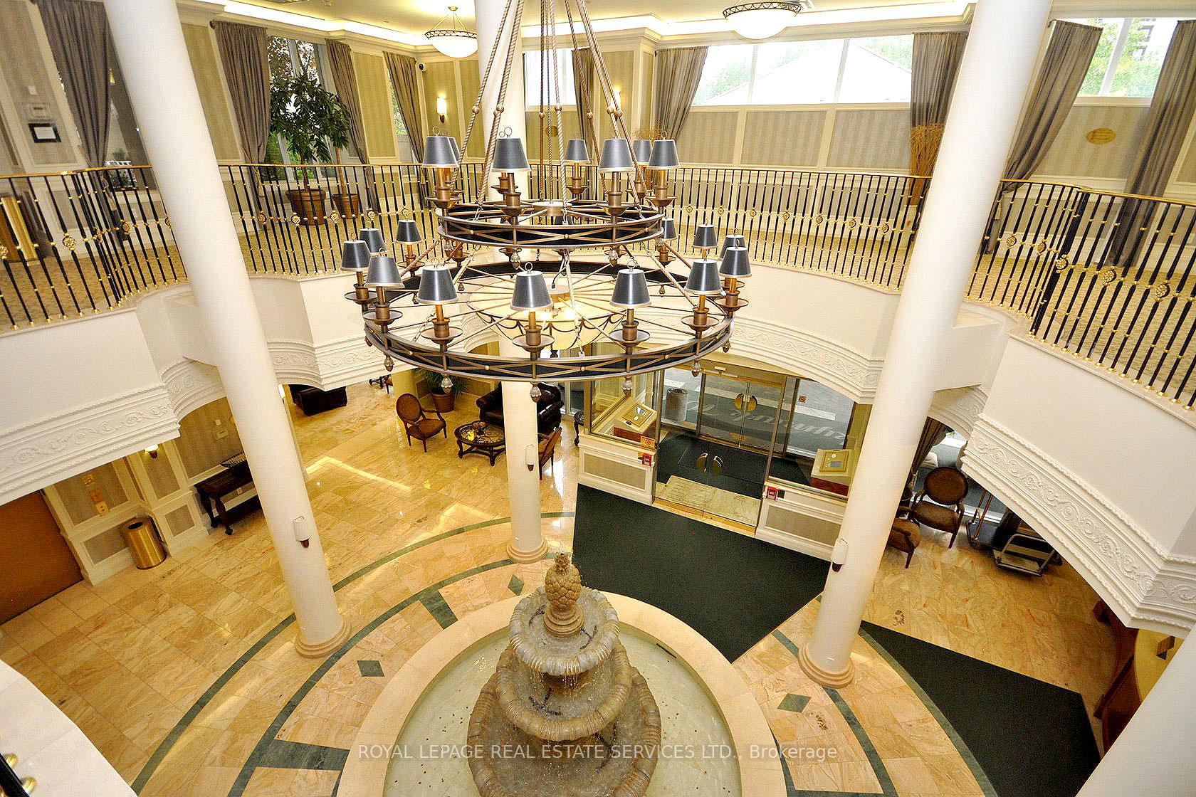 3 Bedrooms Condo at 25 Kingsbridge Garden, Mississauga For sale