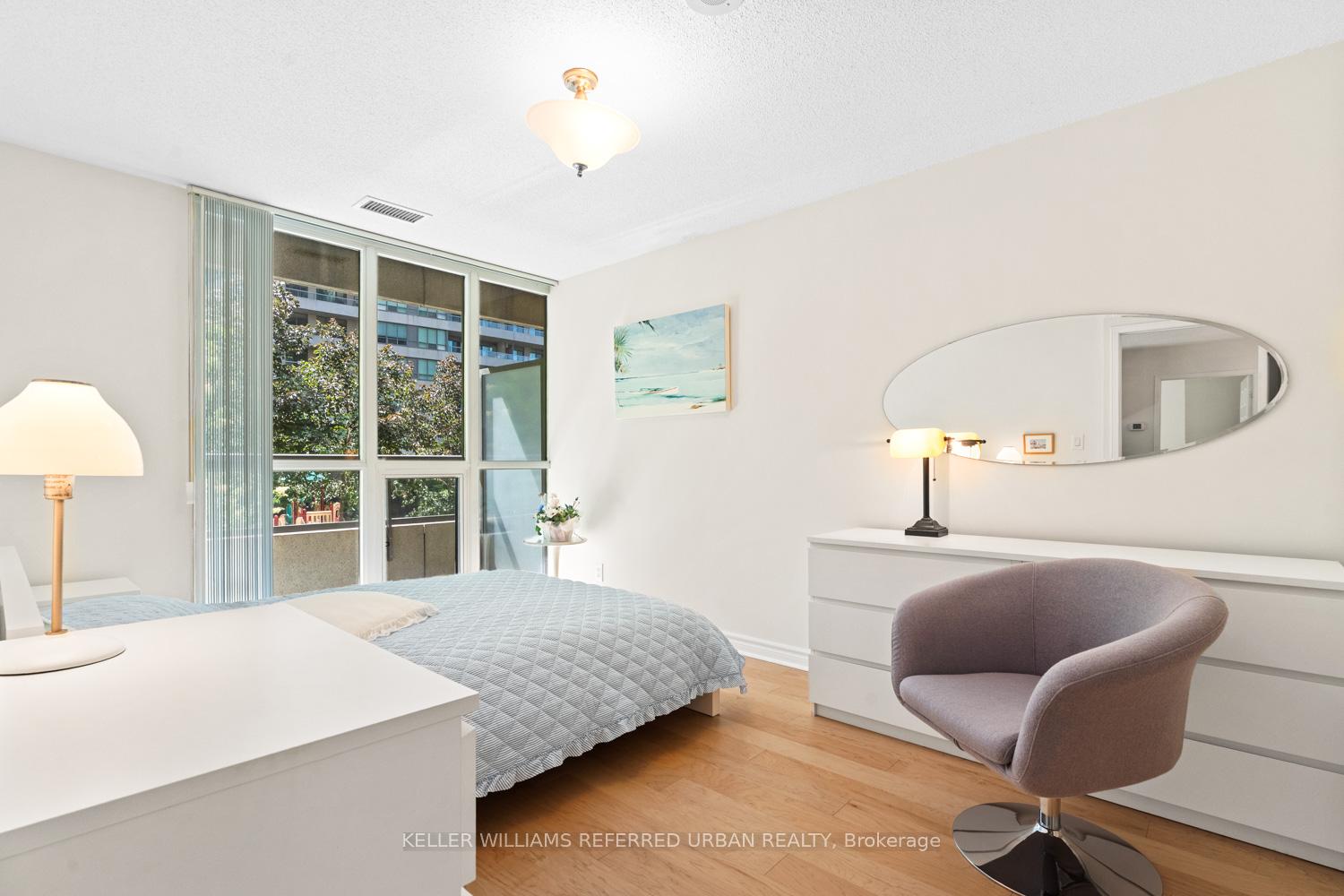 2 Bedrooms Condo at 35 Hollywood, Toronto For sale
