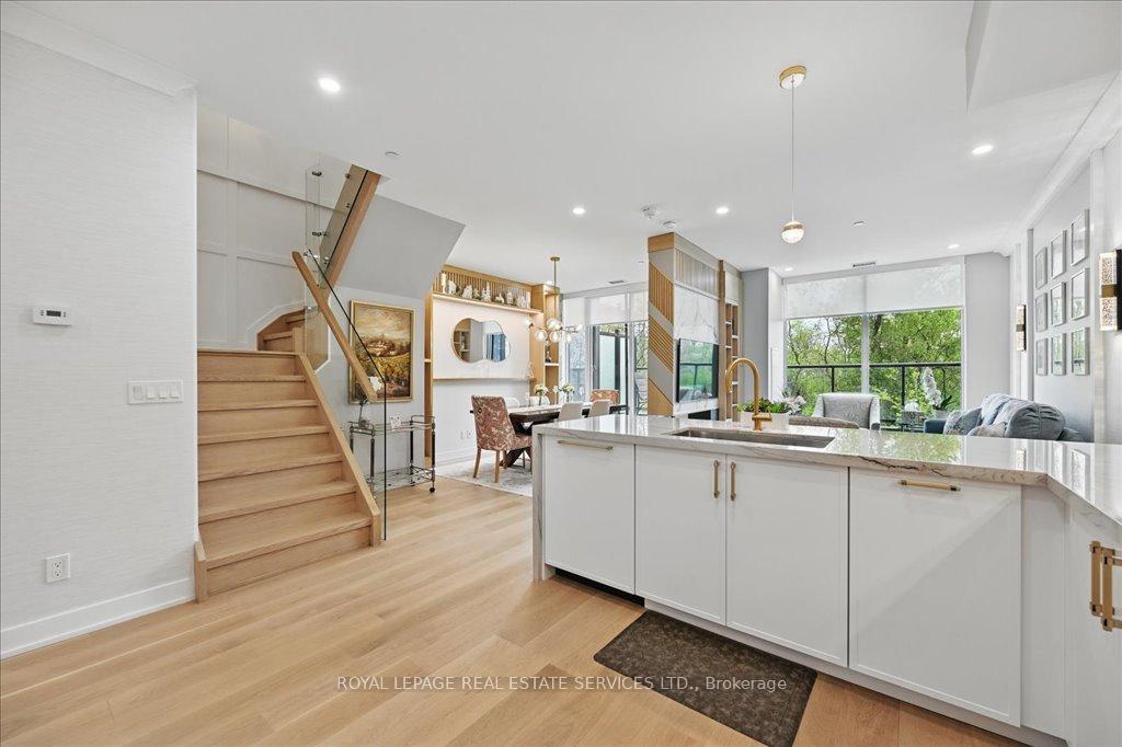3 Bedrooms Condo at 2489 Taunton, Oakville For sale