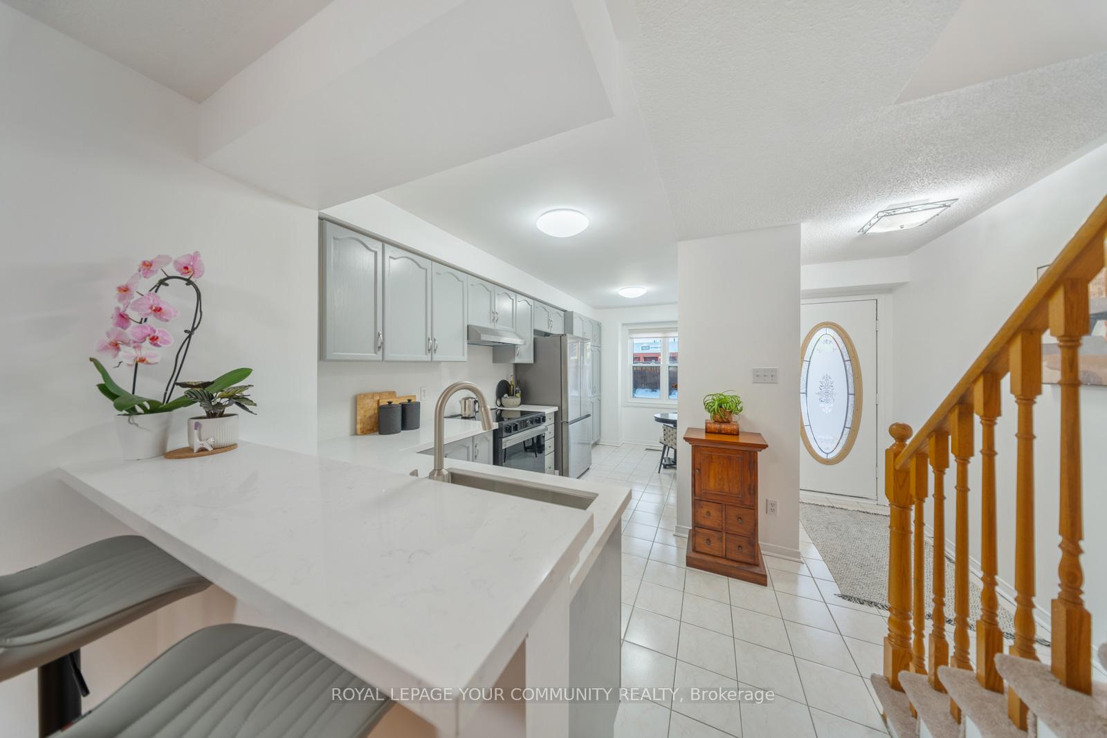 3 Bedrooms Condo at 5865 Dalebrook, Mississauga For sale