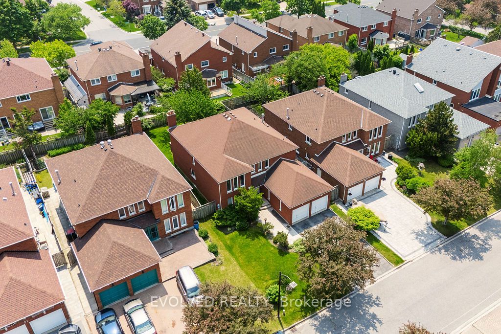 27 Hewlett Crescent
