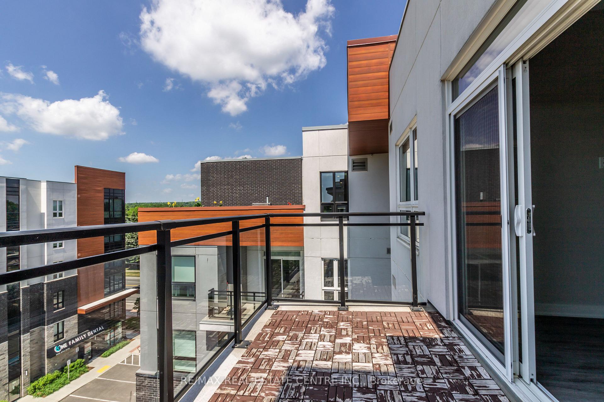 2 Bedrooms Condo at 340 Plains, Burlington For sale