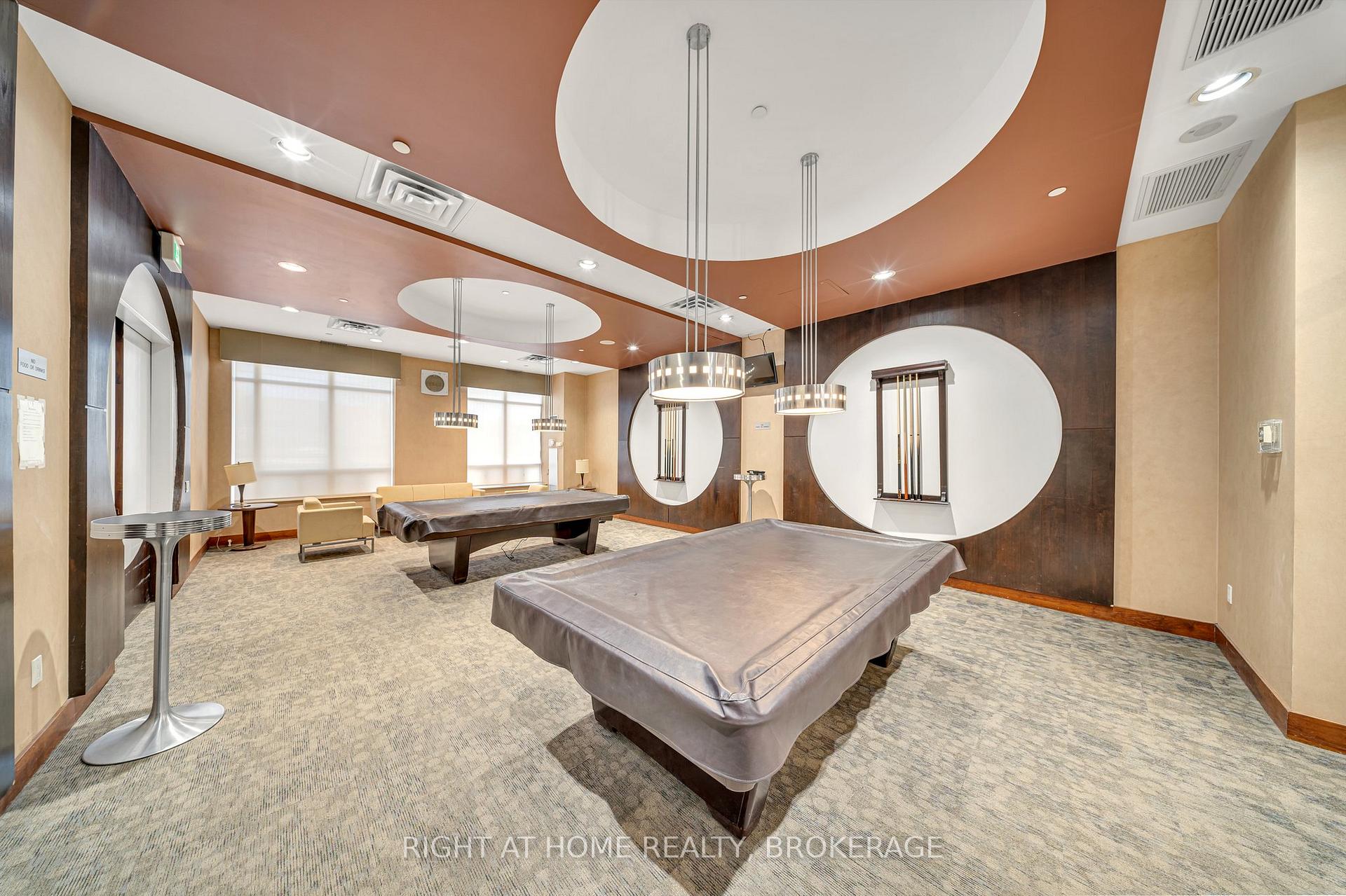 2 Bedrooms Condo at 55 STRATHAVEN, Mississauga For sale