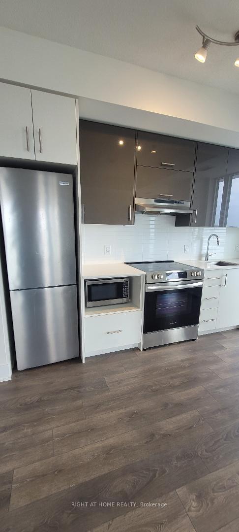 2 Bedrooms Condo at 188 Fairview mall, Toronto For sale