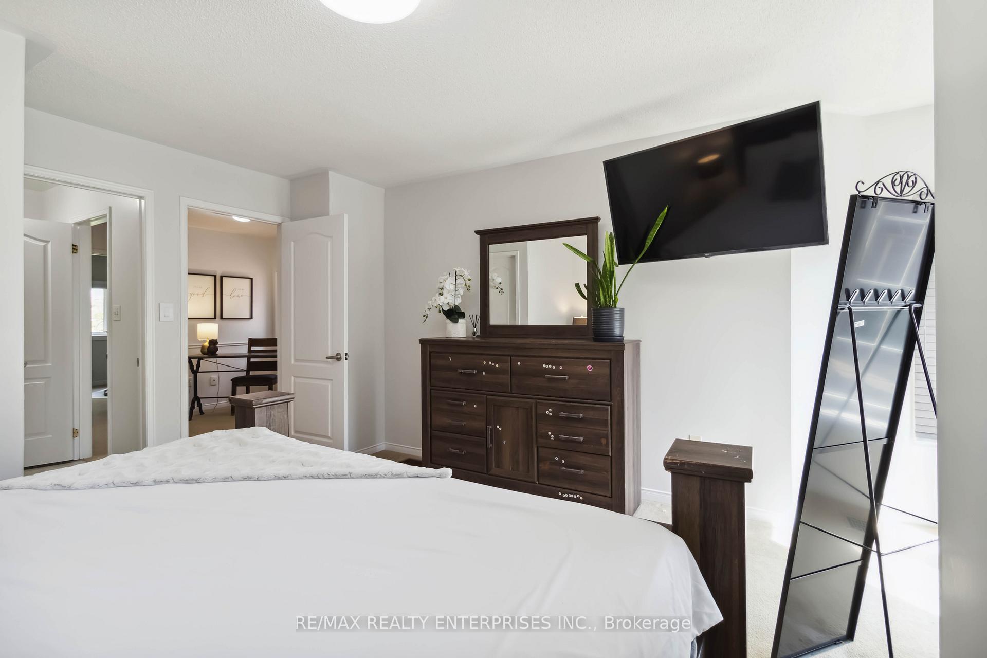 3 Bedrooms Condo at 1588 South Parade, Mississauga For sale