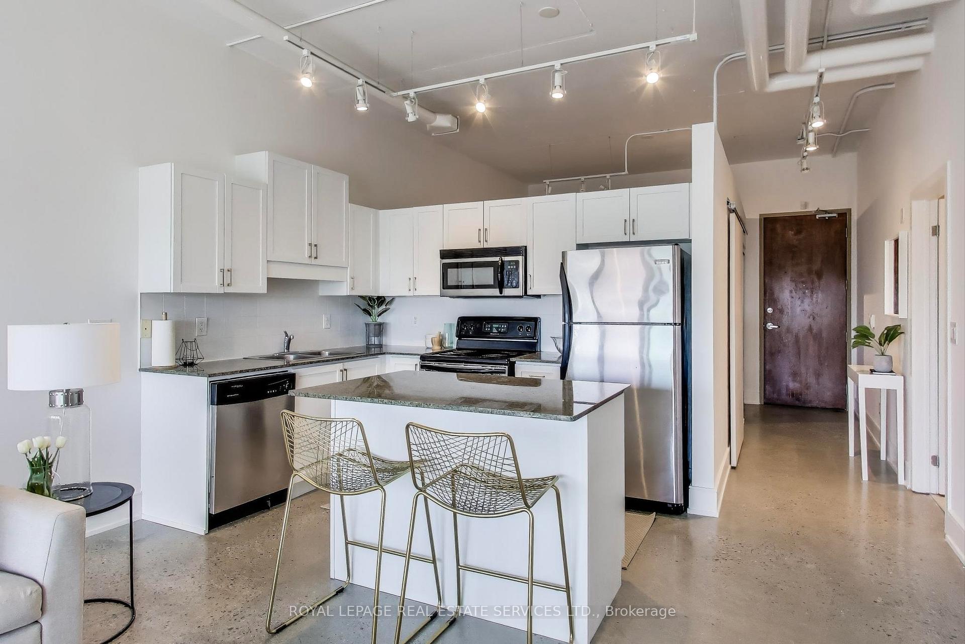2 Bedrooms Condo at 2 Fieldway,  Toronto For sale