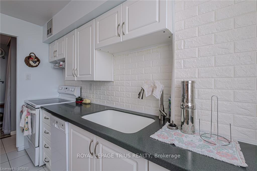 2 Bedrooms Condo at 6500 Montevideo,  Mississauga For sale