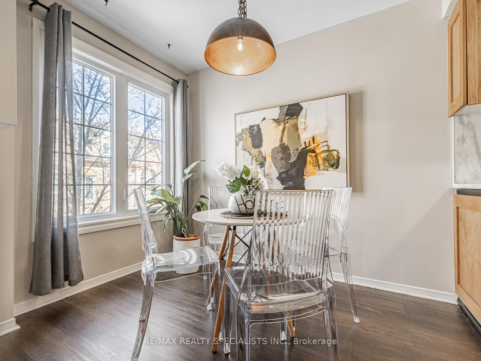 2 Bedrooms Condo at 2055 WALKERS, Burlington For sale