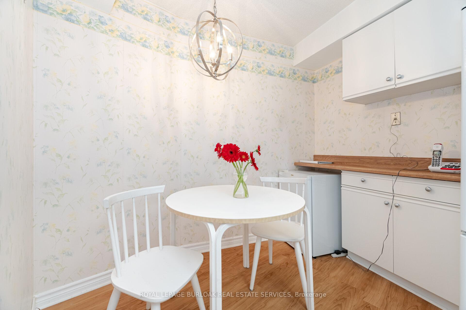 2 Bedrooms Condo at 1230 Marlborough, Oakville For sale