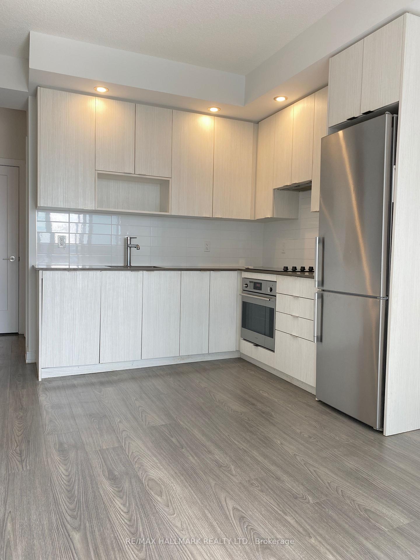 2 Bedrooms Condo at 225 Village Green, Toronto For sale