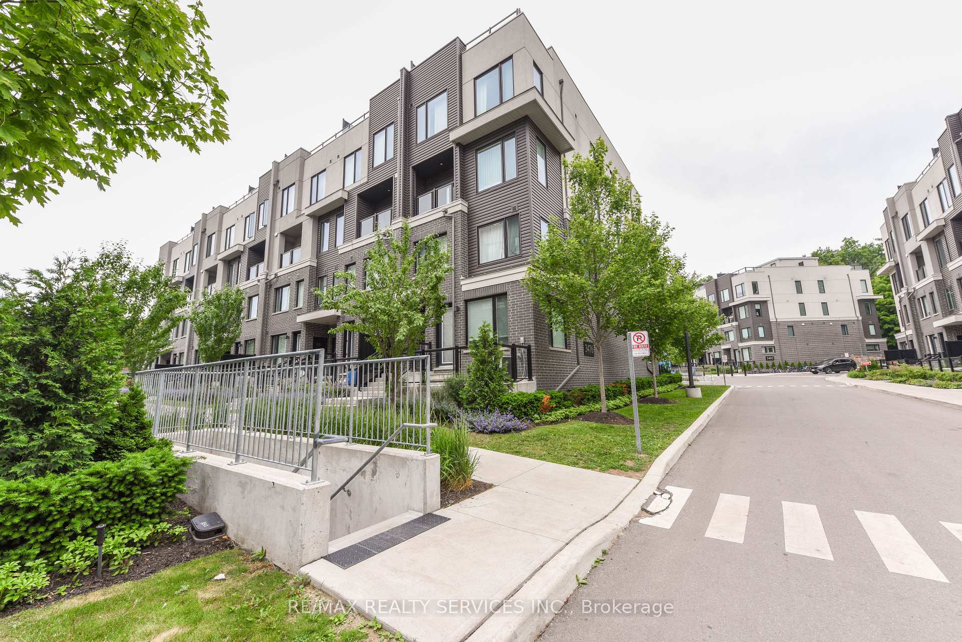 3 Bedrooms Condo at 3476 Widdicombe, Mississauga For sale