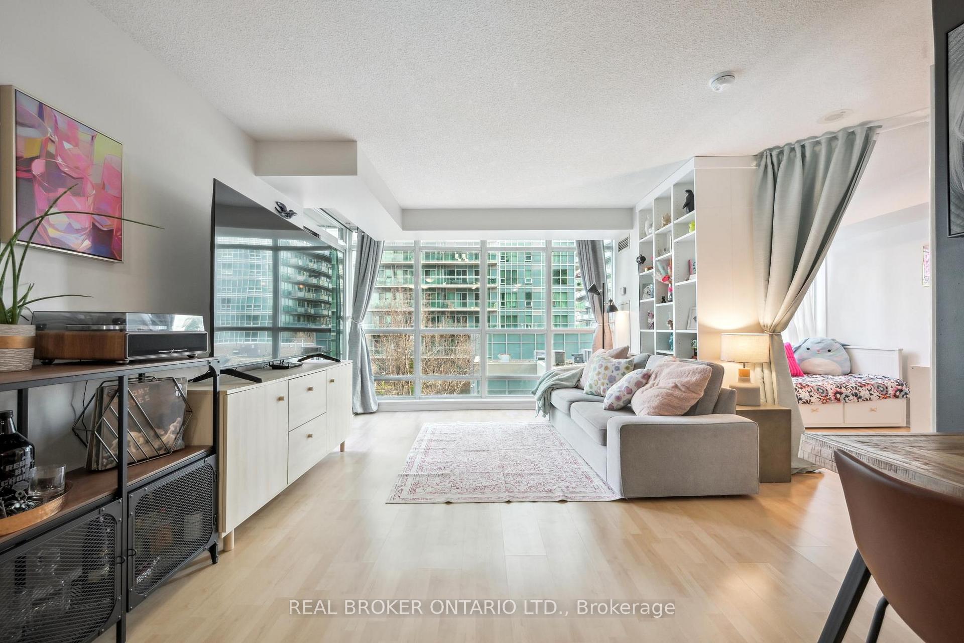 3 Bedrooms Condo at 185 Legion, Toronto For sale
