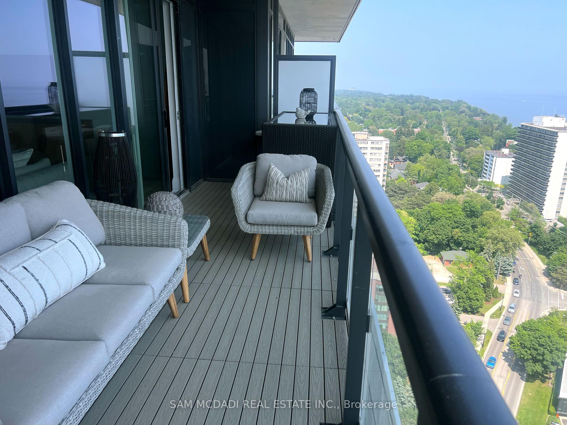 3 Bedrooms Condo at 370 Martha, Burlington For sale
