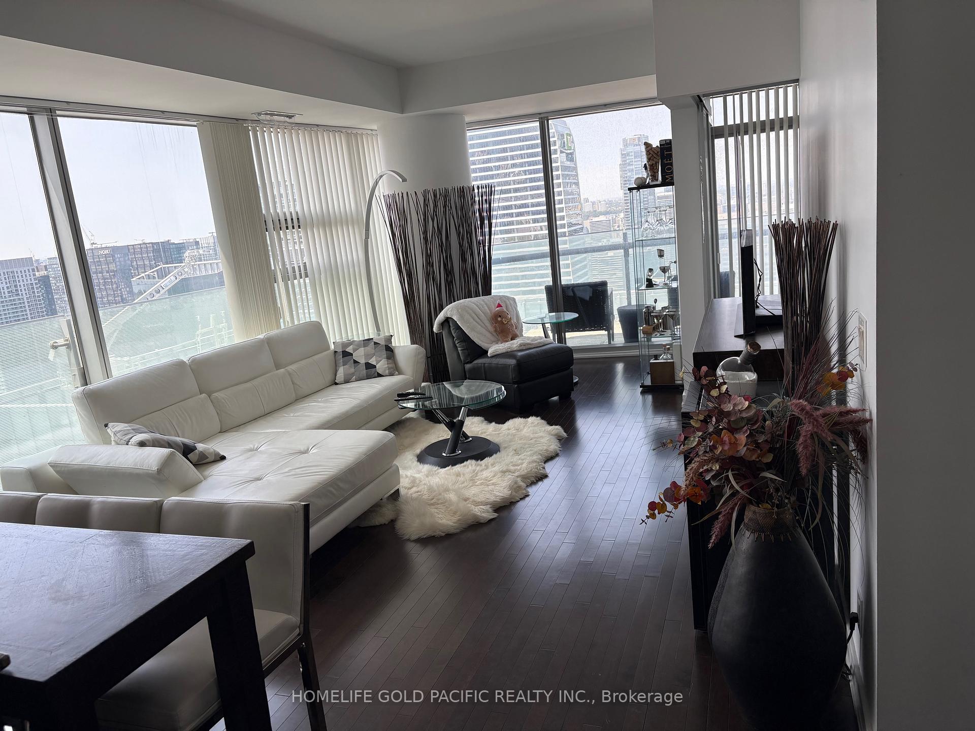 3 Bedrooms Condo at 14 York, Toronto For sale
