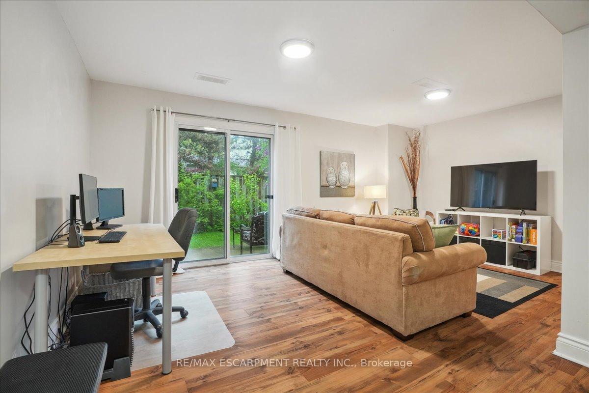 3 Bedrooms Condo at 680 Regency, Burlington For sale