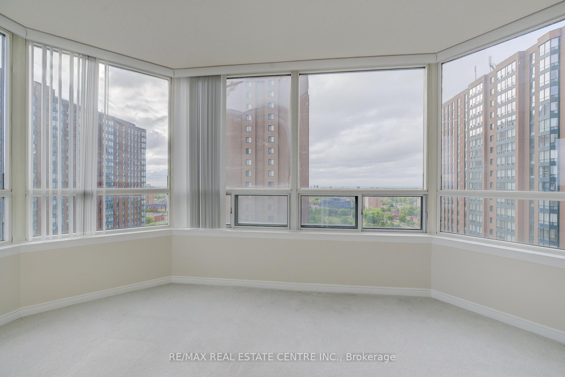 2 Bedrooms Condo at 135 Hillcrest, Mississauga For sale