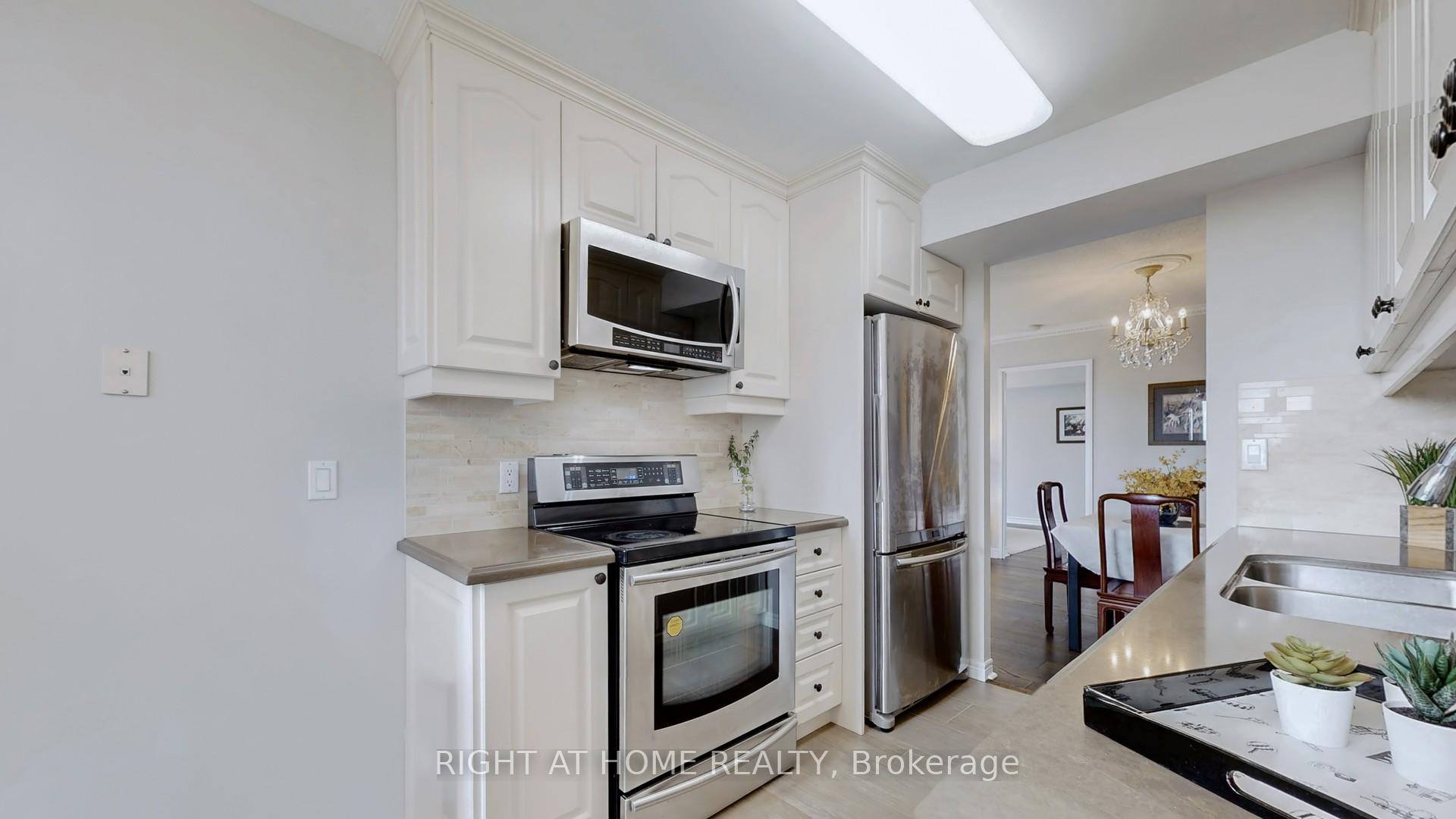 3 Bedrooms Condo at 18 Parkview, Toronto For sale