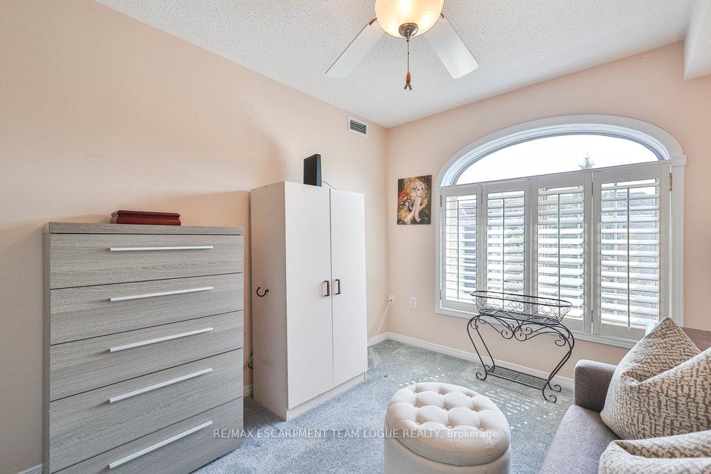2 Bedrooms Condo at 216 Plains Road West, Burlington For sale