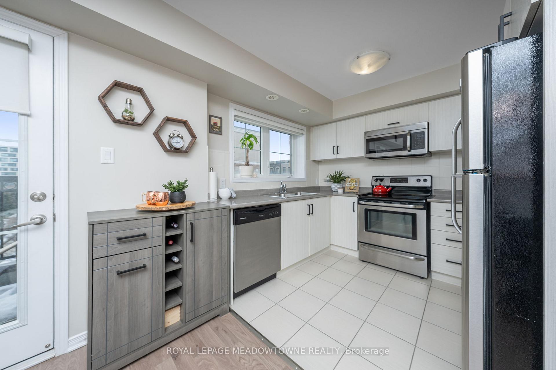 3 Bedrooms Condo at 2441 Greenwich, Oakville For sale