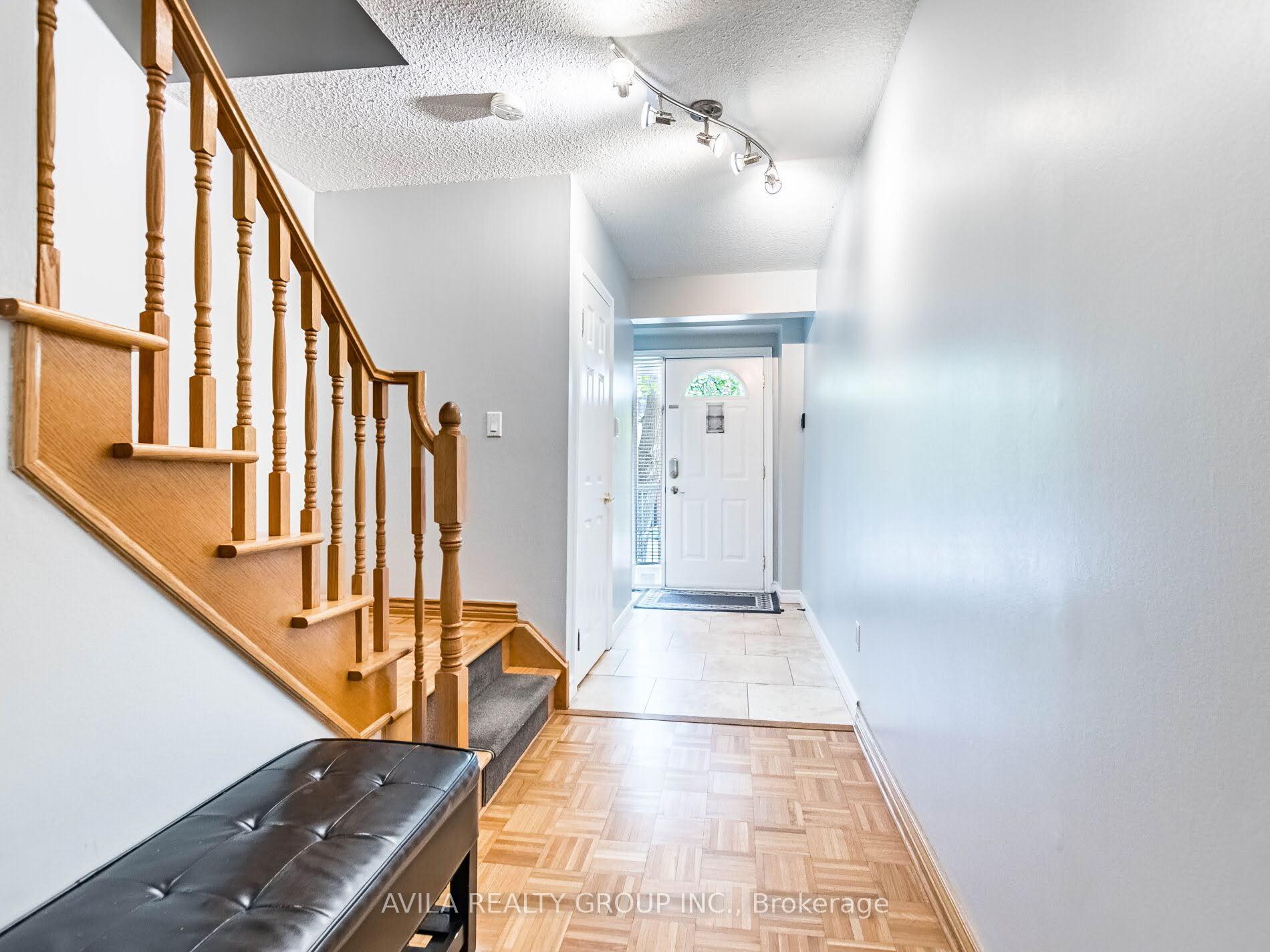 4 Bedrooms Condo at 750 Burnhamthorpe, Mississauga For sale