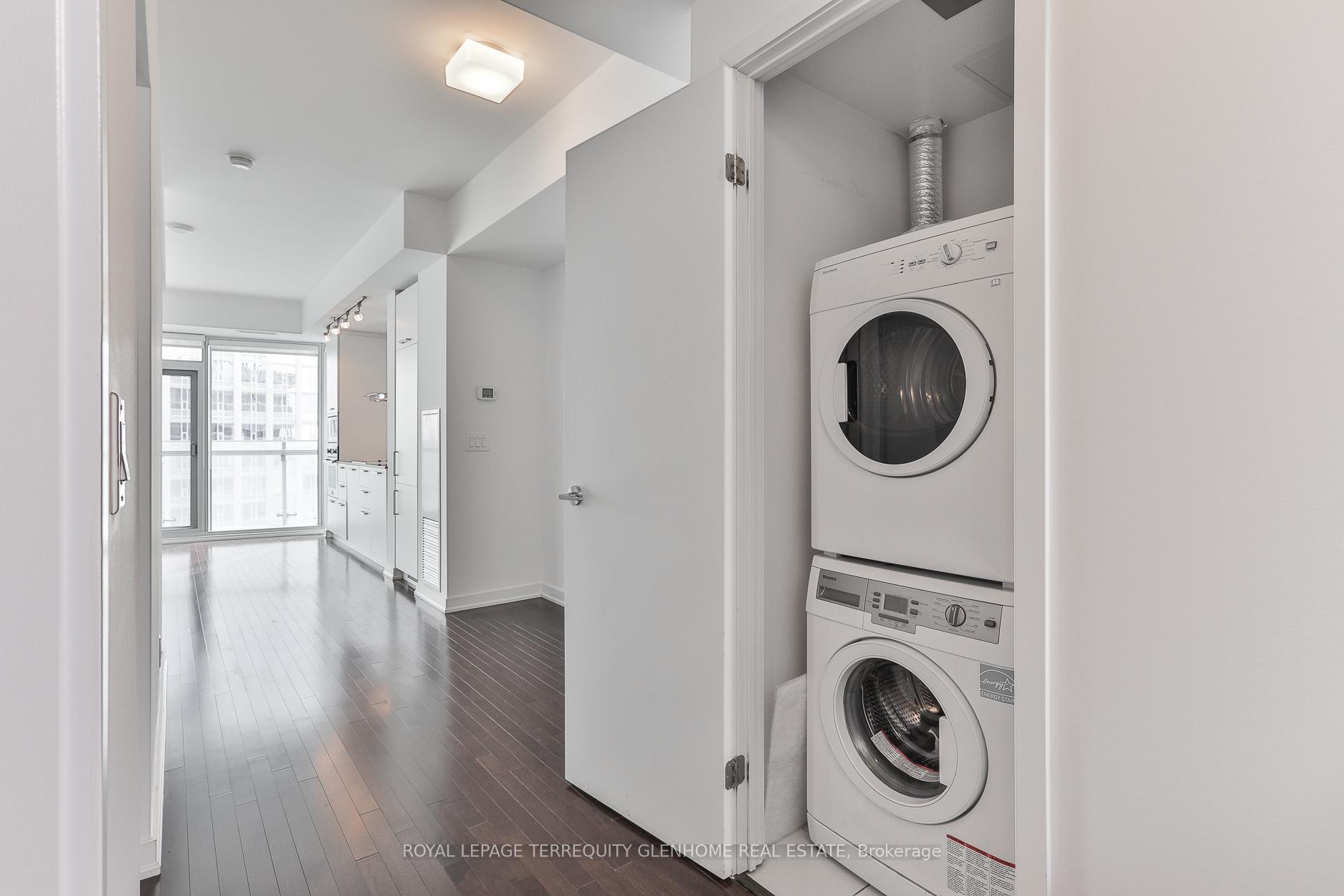 2 Bedrooms Condo at 14 York,  Toronto For sale