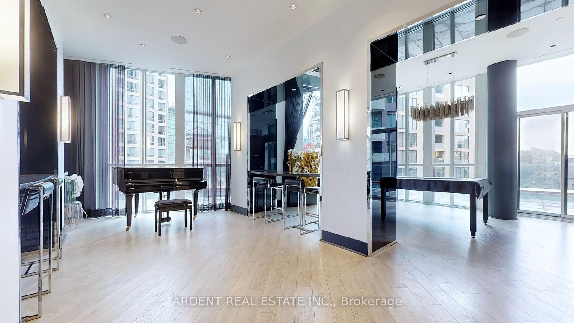 3 Bedrooms Condo at 32 Davenport,  Toronto For sale