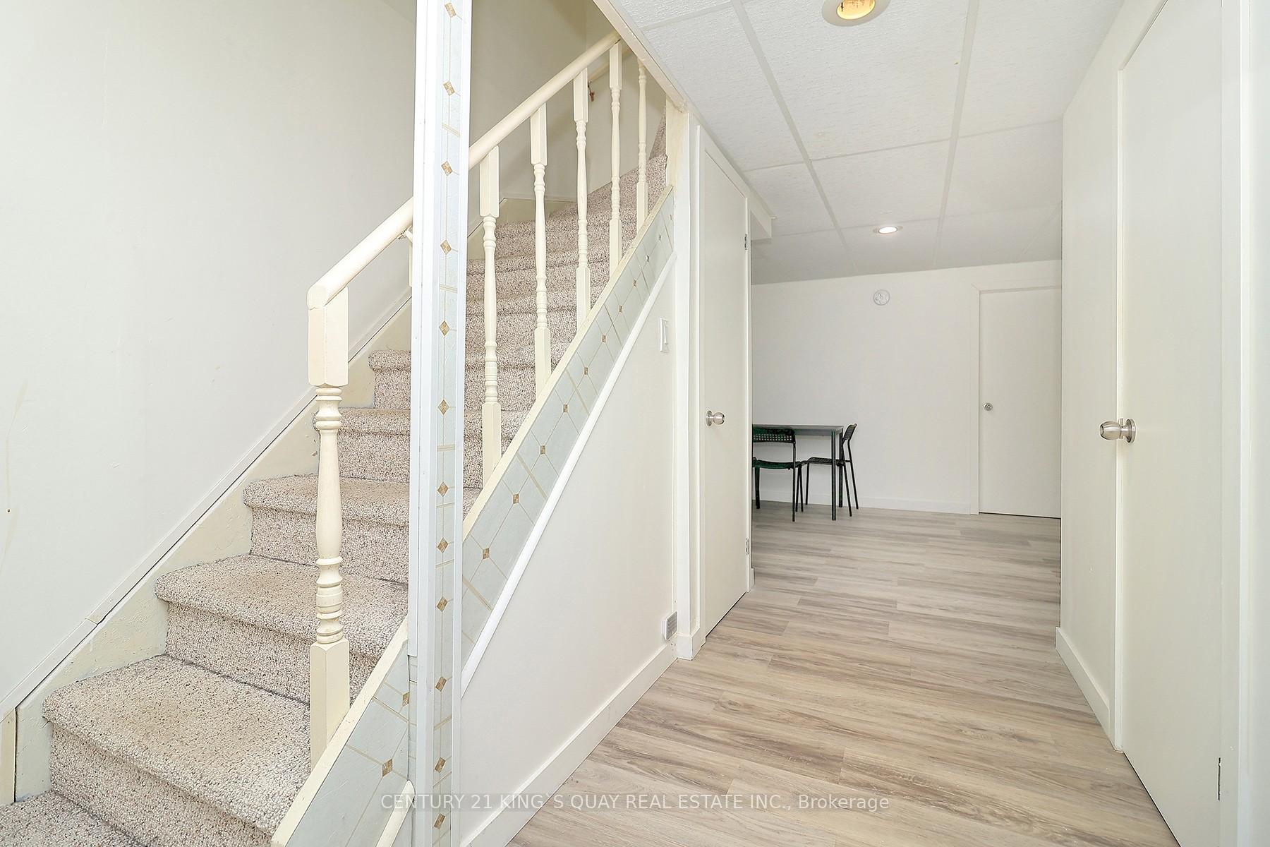 4 Bedrooms Condo at 25 Whitecap, Toronto For sale