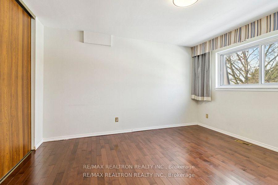 3 Bedrooms Condo at 44 Chester Le, Toronto For sale