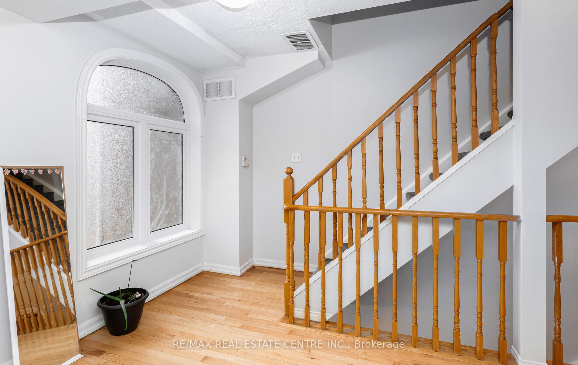 3 Bedrooms Condo at 45 Bristol,  Mississauga For sale