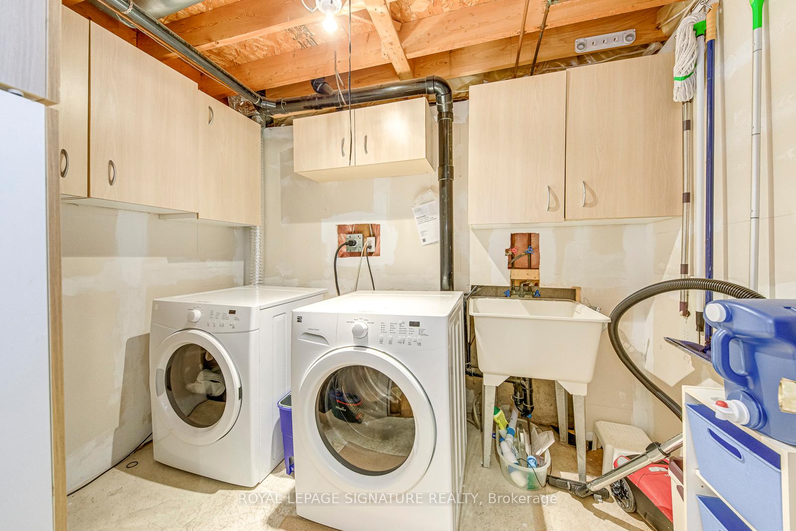 3 Bedrooms Condo at 5659 Glen Erin, Mississauga For sale