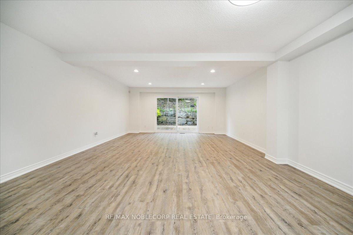 3 Bedrooms Condo at 20 William Farr, Vaughan For sale