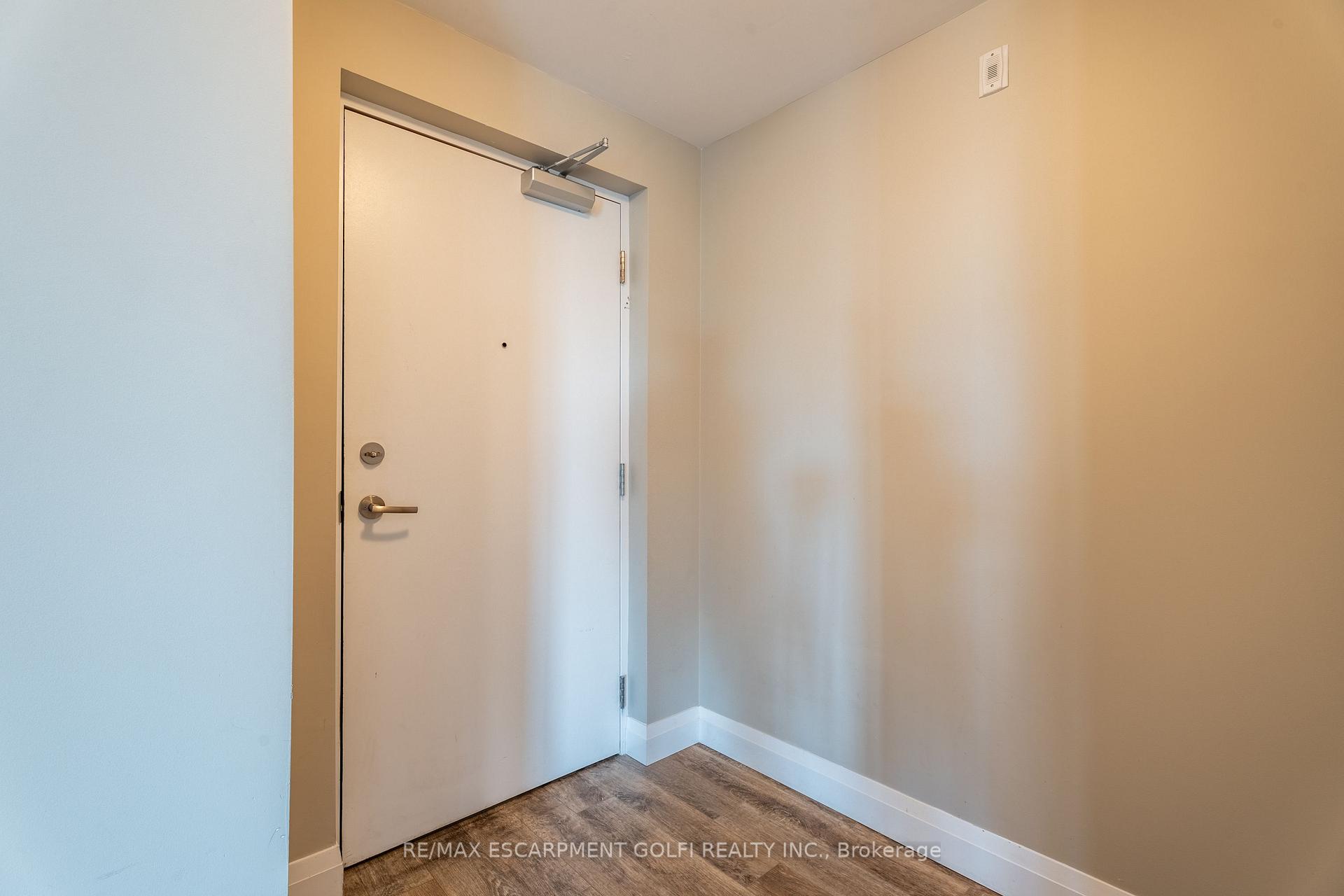 2 Bedrooms Condo at 1 Redfern, Hamilton For sale