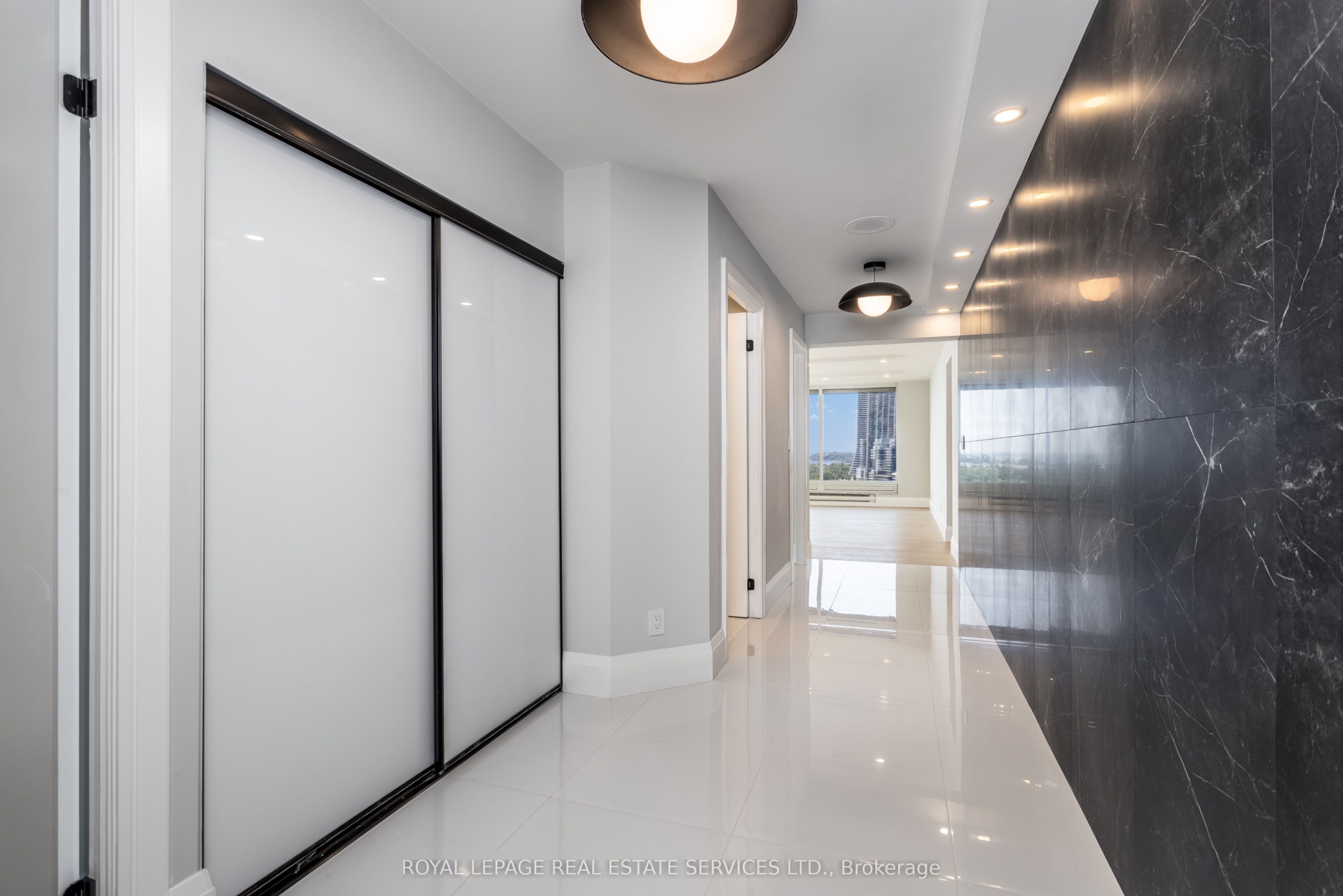 1 Palace Pier Court, #1806